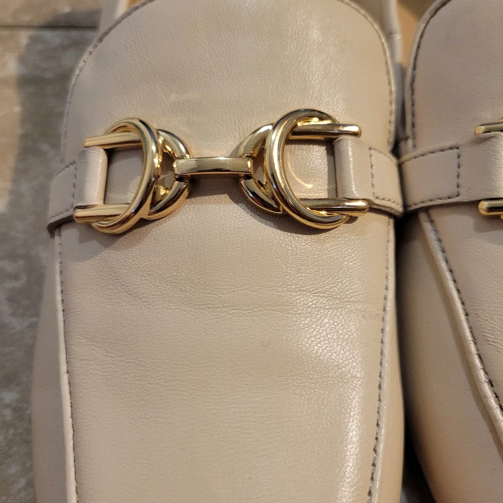 Ann Taylor Women's Elegant Cream Preppy Leather Loafers with Gold Chain. Size 8 - Picture 6 of 10